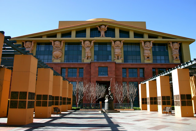 (Almost) Wordless Wednesday: Inside the Legends Plaza at the Disney ...